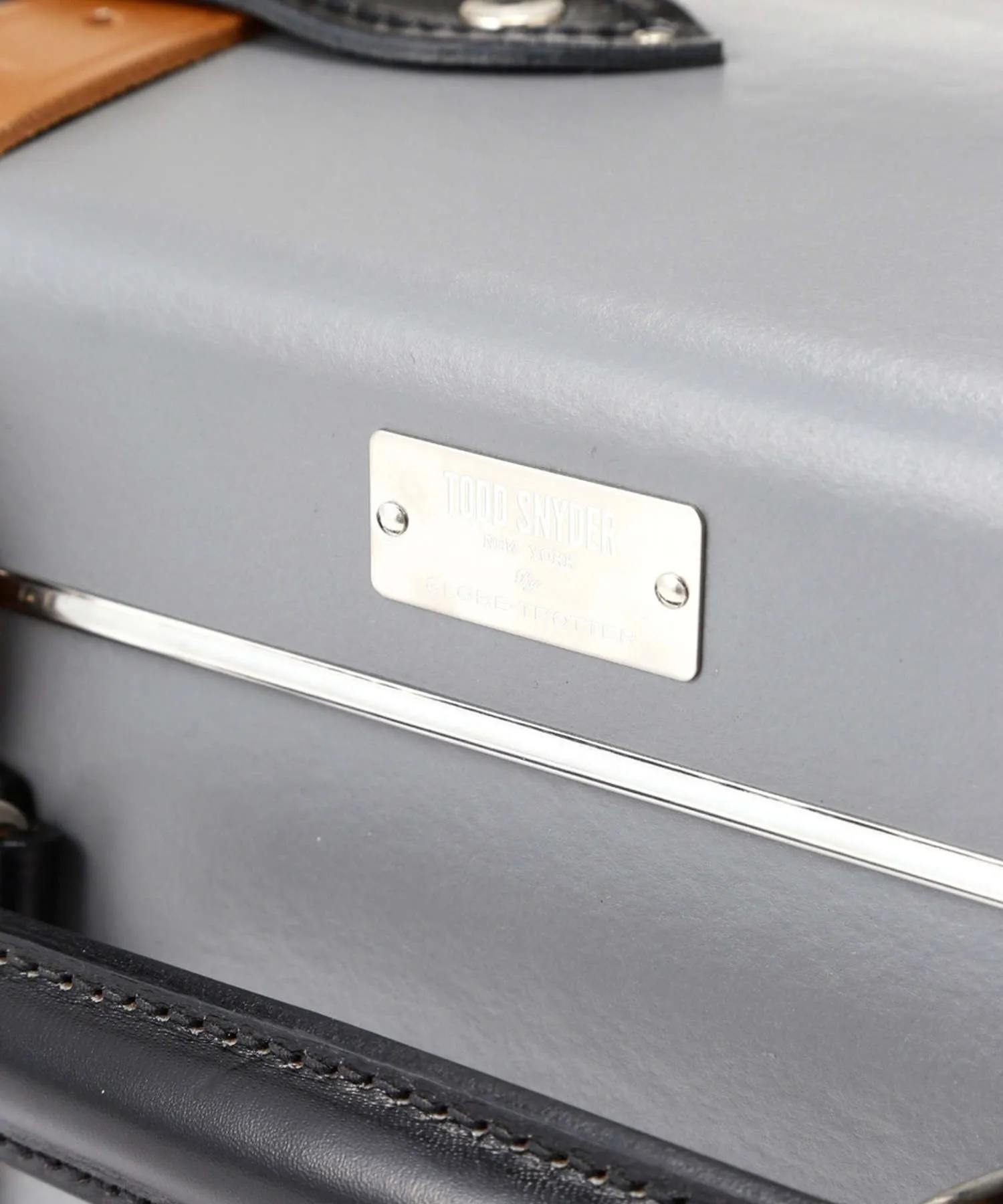 Globe-Trotter X Todd Snyder 21 Suitcase in Grey