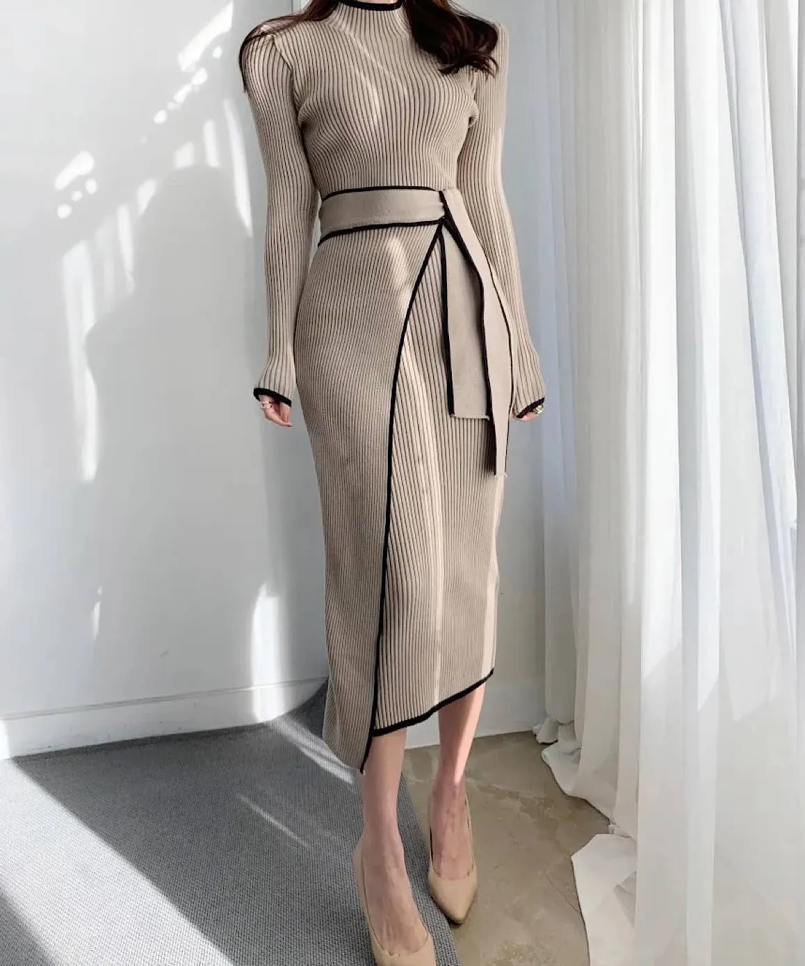 High Neck Midi Dress with Contrast Edges and Tie