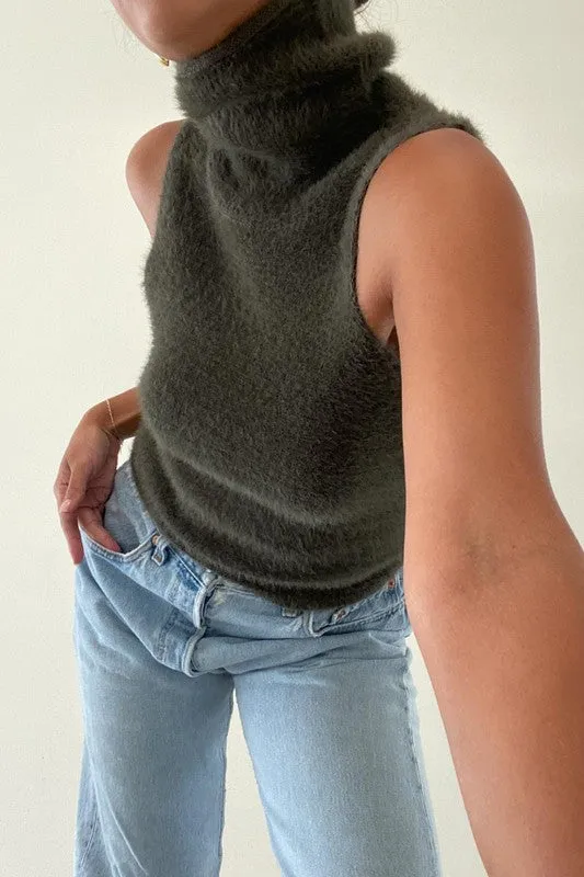 Knitted sleeveless turtleneck